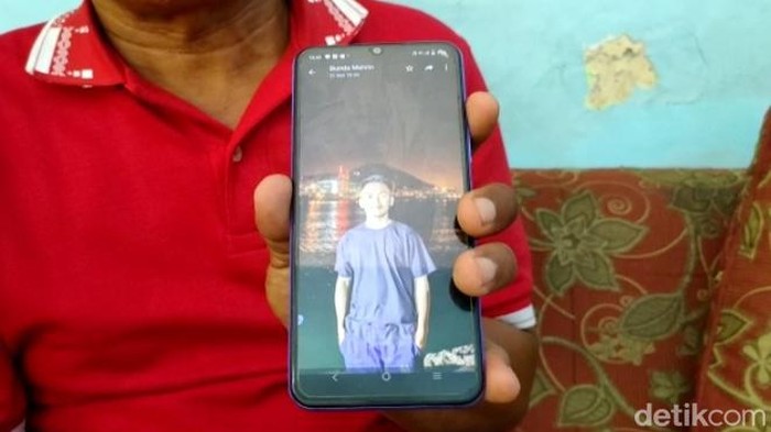 Orang tua korban tunjukkan foto Muhammad Rivaldi