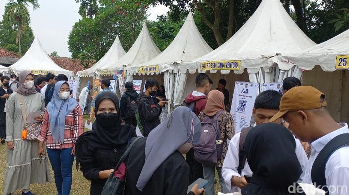 Para pencari kerja Purwakarta berburu lowongan kerja