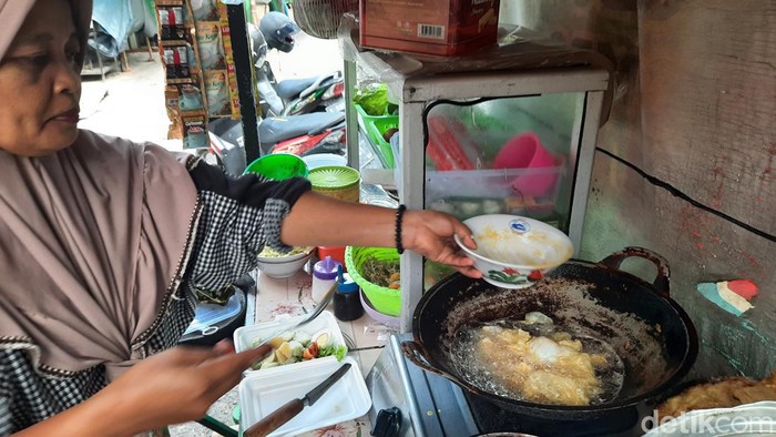 Pedagang nasi tahu telur di jalan Desa Demaan, Kecamatan Kota, Kudus, Selasa (23/5/2023).