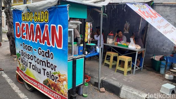 Pedagang nasi tahu telur di jalan Desa Demaan, Kecamatan Kota, Kudus, Selasa (23/5/2023).