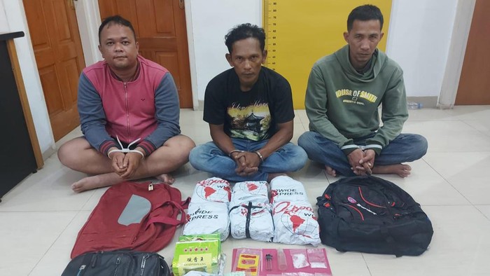Pelaku sipir (jaket merah) saat diamankan bersama pelaku lainnya HO dan JS (Foto: Istimewa)
