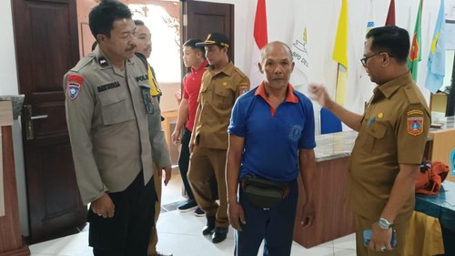 Muhammad Safei saat diinterogasi di kantor Desa Muncan karena sempat mencoba melakukan pencurian pipa besi saluran air.