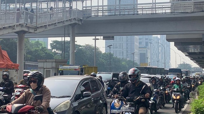Penampakan macet di Jl Gatot Subroto