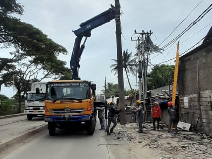 Pencabutan tiang listrik PLN. (Dok PLN UP3 Teluk Naga)