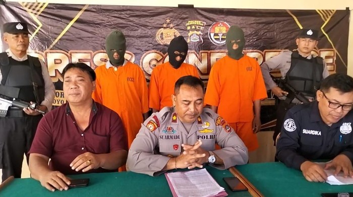 Para pelaku pencurian saat rilis kasus di halaman Mapolsek Mendoyo, Selasa (23/5/2023).