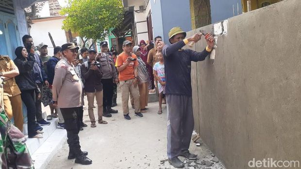 penembokan akses jalan rumah di tuban