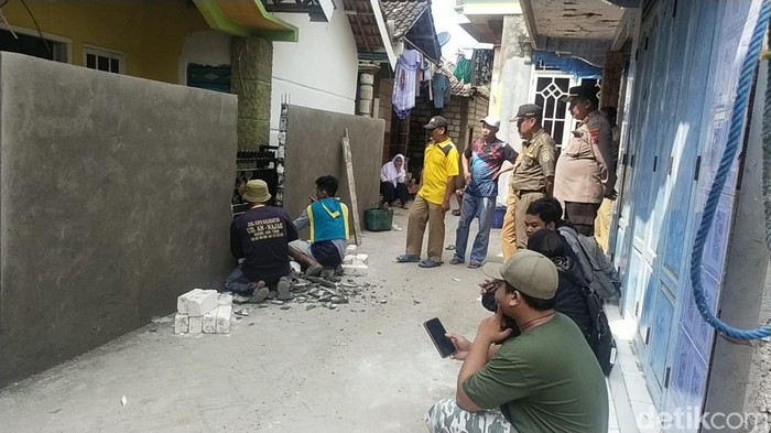penembokan akses jalan rumah di tuban