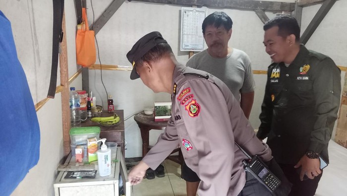 Rutan Kelas IIB Negara digeledah pada Selasa (23/5/2023). Selain menggeledah, 25 orang terdiri dari napi dan petugas rutan dites urine.