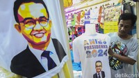 Hendra yang telah berbisnis atribut partai sejak 2004 ini mengaku mulai kebanjiran orderan.