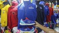 Berbagai atribut partai mulai dijajakan para penjual di Pasar Senen, nampak deretan atribut lengkap menghiasi kios demi kios.