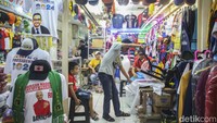 Atribut yang dijual mulai dari kaos, topi, kemeja, pin, mug, payung, goody bag hingga sepatu.
