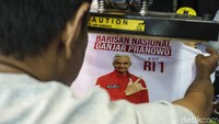 Saat ini orderan tersebut mulai masuk seperti kaos yang dipesan oleh para relawan calon presiden.