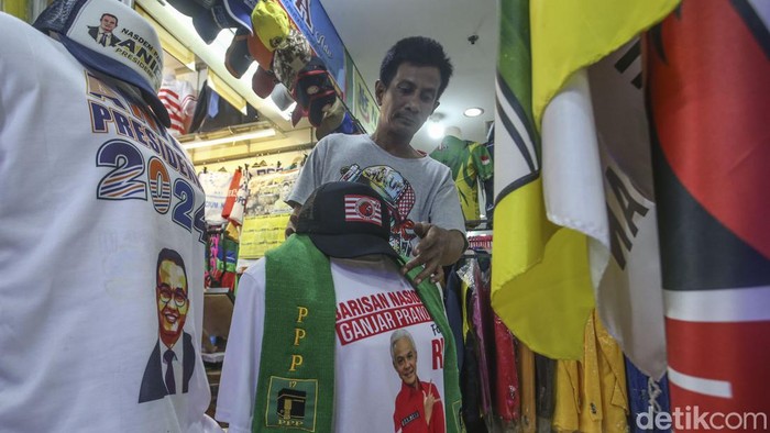 Penjualan Atribut Partai di Pasar Senen Mulai Meningkat