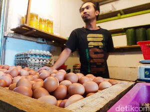 Harga Telur-Daging Ayam Naik Bikin Penjualan di Pasar Cimahi Sepi