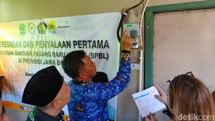 Peresmian dan pelayanan pertama program Bantuan Pasang Baru Listrik (BPBL) di Majalengka