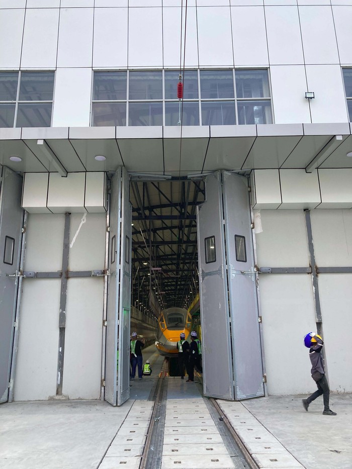 Ini adalah joint workshop di Depo Tegalluar. Di lokasi ini akan menjadi rumah bagi 11 EMU dan 1 CIT Kereta Cepat Jakarta Bandung.