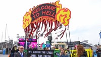 Para aktivis dari Fossil Free London berdemonstrasi di luar tempat pertemuan pemegang saham tahunan Shell, di pusat ExCeL, di London, Inggris 23 Mei 2023.