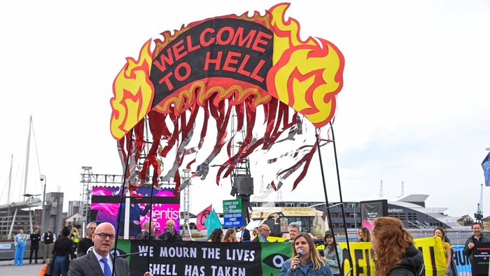 Pertemuan Pemegang Saham Shell Diwarani Aksi Demo Protesters from Fossil Free London demonstrate outside the venue of Shell's annual shareholder meeting, at the ExCeL center, in London, Britain May 23, 2023. REUTERS/Toby Melville