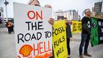 Pertemuan Pemegang Saham Shell Diwarnai Aksi Demo