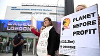 Mereka meminta para pemegang saham Shell memperhatian kondisi bumi dibandingkan meraih keuntungan materi.