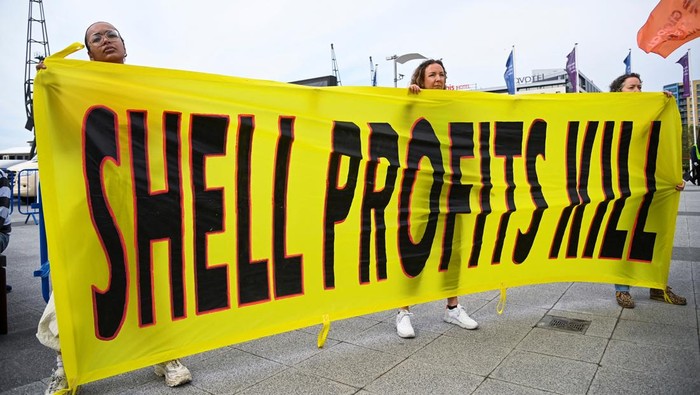 Protesters from Fossil Free London demonstrate outside the venue of Shell's annual shareholder meeting, at the ExCeL center, in London, Britain May 23, 2023. REUTERS/Toby Melville