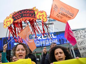Pertemuan Pemegang Saham Shell Diwarnai Aksi Demo
