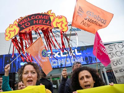 Pertemuan Pemegang Saham Shell Diwarnai Aksi Demo