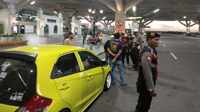 Petugas kepolisian saat mengamankan dua pemobil di Bandara YIA, Kulon Progo, Senin (22/5/2023).