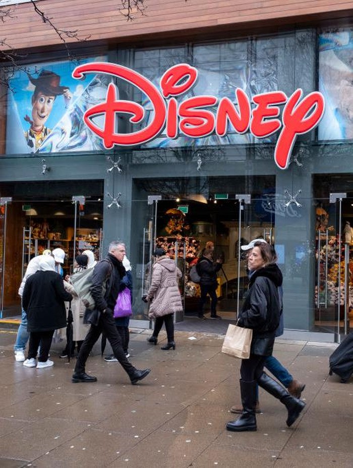 PHK Belum Beres, Disney Mau Pangkas 2.500 Karyawannya Lagi! Disney dikabarkan bakal kembali melakukan PHK. Ini menjadi ketiga kalinya perusahaan tersebut melakukan PHK besar-besaran dalam waktu dekat.