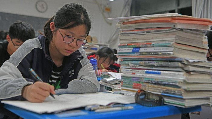 Potret Belajar Siswa di China Jelang Seleksi Masuk Perguruan Tinggi HUAINAN, CHINA - MAY 22: Senior three students study in the classroom at night for the upcoming national college entrance exam on May 22, 2023 in Huainan, Anhui Province of China. (Photo by Chen Bin/VCG via Getty Images)