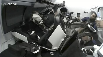 Untuk bisa bergabung dengan penerbangan SpaceX, yang dipimpin oleh pensiunan astronot NASA, harus membayar jutaan dolar. (NASA TV via AP)  