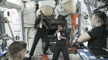 Ali al-Qarni, kedua dari kiri, dan Rayyanah Barnawi dari Arab Saudi, kedua kanan, sedang minum bersama dua kosmonot di Stasiun Luar Angkasa Internasional, Senin (22/5/2023). (NASA TV via AP)  