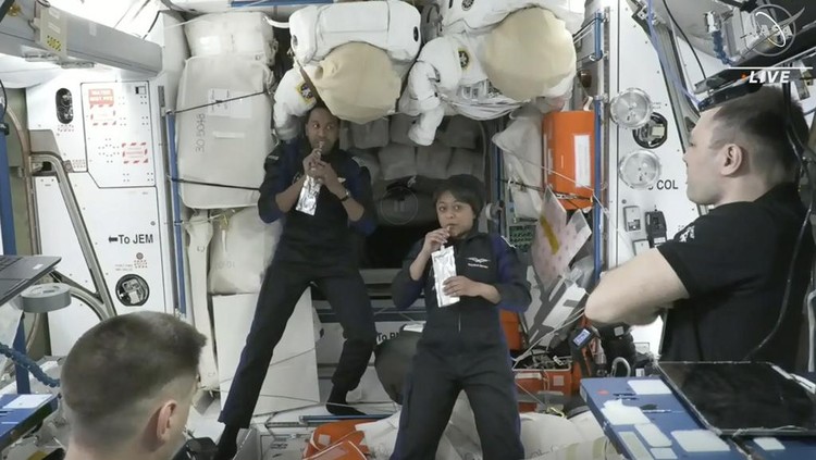 Potret Rayyanah Barnawi, Astronot Perempuan Arab Saudi Pertama yang ke Luar Angkasa In this image from NASA TV, Ali al-Qarni, second from left, and Rayyanah Barnawi of Saudi Arabia, second right, have a drink alongside two cosmonauts in the International Space Station, Monday, May 22, 2023. The space station rolled out the welcome mat for the two Saudi visitors, including the kingdoms first female astronaut. (NASA TV via AP)