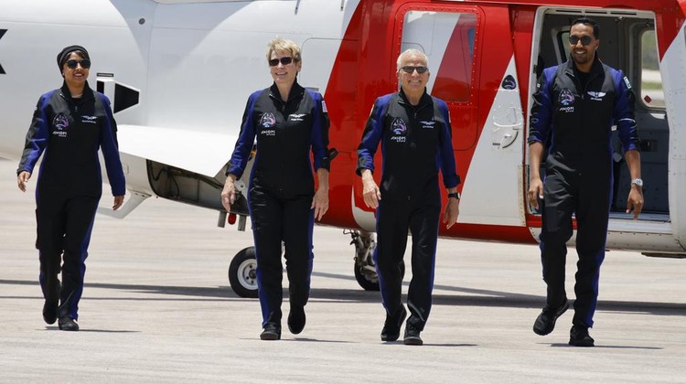 Potret Rayyanah Barnawi, Astronot Perempuan Arab Saudi Pertama yang ke Luar Angkasa CORRECTS NAME TO WHITSON NOT WHITMAN The crew of the SpaceX Falcon 9 rocket, with the Crew Dragon spacecraft, from left, Saudi Arabian astronaut Rayyanah Barnawi, commandeer Peggy Whitson, pilot John Shoffner and Saudi Arabian astronaut Ali al-Qarni arrive at the Kennedy Space Center in Cape Canaveral, Fla., before their launch to the International Space Station, Sunday, May 21, 2023. (AP Photo/Terry Renna)