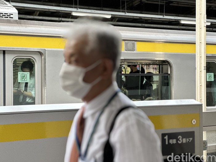 Potret Warga Jepang Masih Ngumpet di Balik Masker Meski Aturan COVID Dilonggarkan