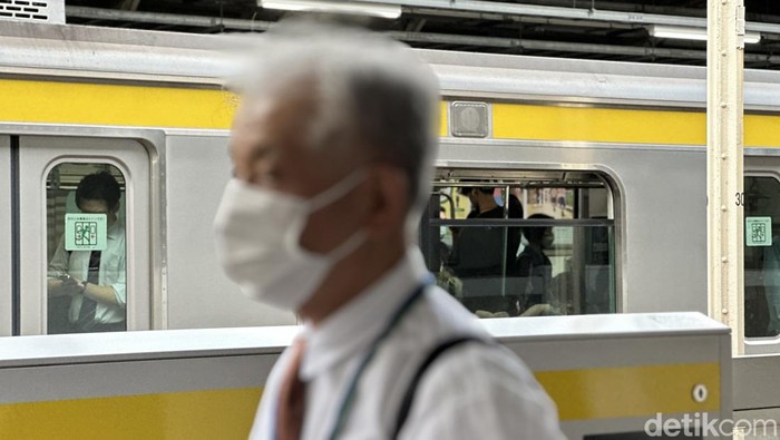 Potret Warga Jepang Masih Ngumpet di Balik Masker Meski Aturan COVID Dilonggarkan