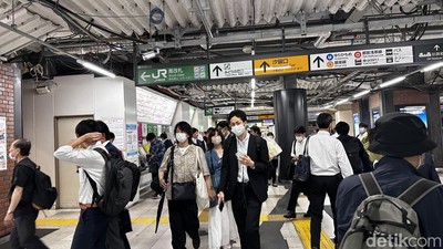 Potret Warga Jepang Masih Ngumpet di Balik Masker Meski Aturan COVID Dilonggarkan