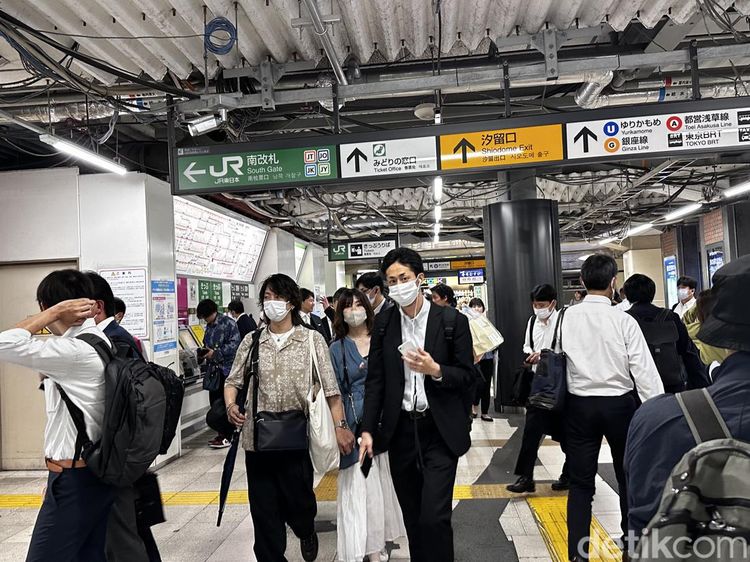 Potret Warga Jepang Masih Ngumpet di Balik Masker Meski Aturan COVID Dilonggarkan