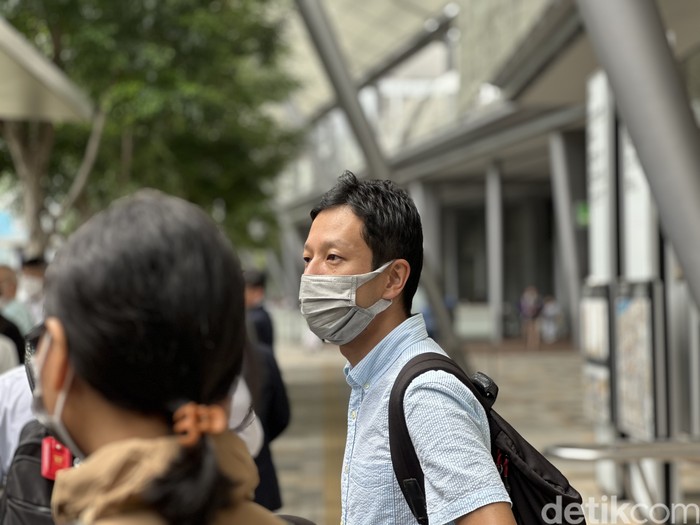 Potret Warga Jepang Masih Ngumpet di Balik Masker Meski Aturan COVID Dilonggarkan