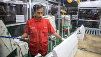 Perakitan dilakukan dengan sangat teliti oleh para pekerja.