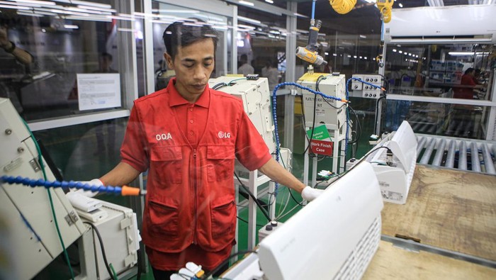 Pekerja menyelesaikan produksi air conditioner (AC) rumahan di LG Factory, Legok, Kabupaten Tangerang, Banten, Selasa (23/5/2023). LG akan memproduksi AC Multi V untuk bangunan komersial dan gedung perkantoran pada kuartal IV tahun 2023 dengan target produksi perdana sebanyak 100 unit per bulan. ANTARA FOTO/Fauzan/rwa.