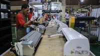 Pekerja menyelesaikan produksi air conditioner (AC) rumahan di LG Factory, Legok, Kabupaten Tangerang, Banten, Selasa (23/5/2023).