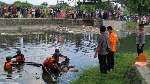 Proses evakuasi mayat pria yang mengapung di Sungai Pesongoran, Kota Mataram, Selasa (23/5/2023). (Foto: Istimewa)