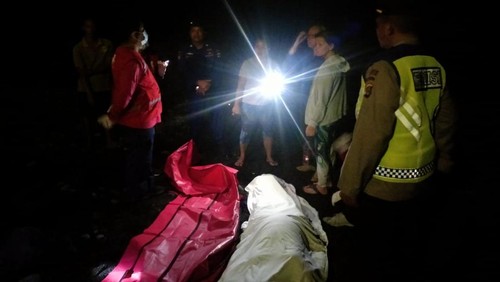 Proses evakusi WNA China Sonia Tung Wen Chyi (44) yang ditemukan tewas mengambang di laut, Desa Sambirenteng, Kecamatan Tejakula, Buleleng, Selasa (23/5/2023). (Foto: Istimewa)