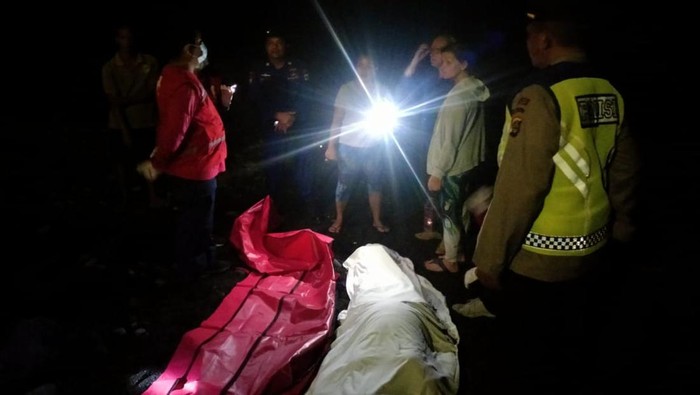 Proses evakusi WNA China Sonia Tung Wen Chyi (44) yang ditemukan tewas mengambang di laut, Desa Sambirenteng, Kecamatan Tejakula, Buleleng, Selasa (23/5/2023). (Foto: Istimewa)