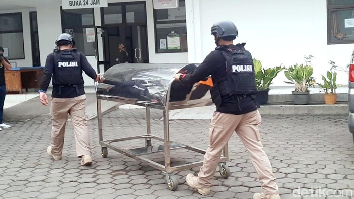 Proses pemeriksaan forensik jenazah pelaku perampokan bersenjata mini market di RSUD Karawang