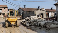 Hujan deras menimbulkan kekacauan di wilayah Italia utara Emilia-Romagna, menyebabkan banjir dan tanah longsor yang parah.