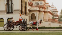 Rambagh Palace menjadi nomor satu untuk hotel terbaik versi Tripadvisor. Bagaimana tidak, hotel ini begitu megah dan terlihat seperti di negeri dongeng. Arsitektur yang mewah ini ternyata karena dulunya tempat ini merupakan sebuah istana dan dialihfungsikan jadi hotel mewah. Bekas kerajaan ini berada di tanah seluas 47 hektar dan memiliki kamar-kamar besar dan langit-langit yang sangat tinggi. (Foto: Instagram @rambaghpalace)