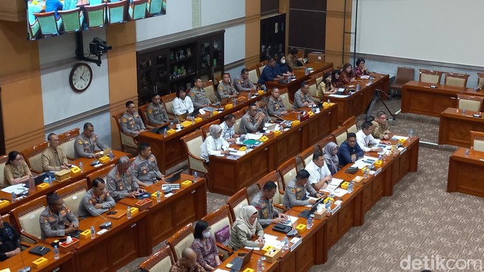 Rapat Komisi III DPR dengan Kapolda Metro Jaya dan jajaran
