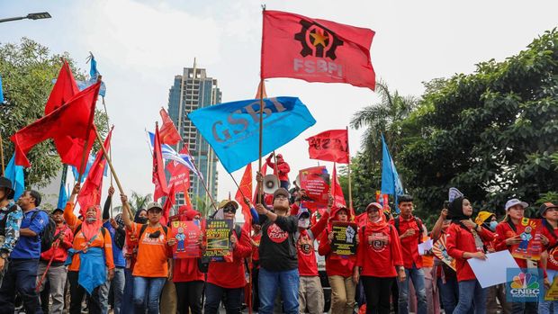 Ratusan buruh dari berbagai organisasi menggelar aksi unjuk rasa di depan gedung Kementerian Ketenagakerjaan (Kemnaker) RI, Jakarta, Selasa (23/5/2023). (CNBC Indonesia/Faisal Rahman)